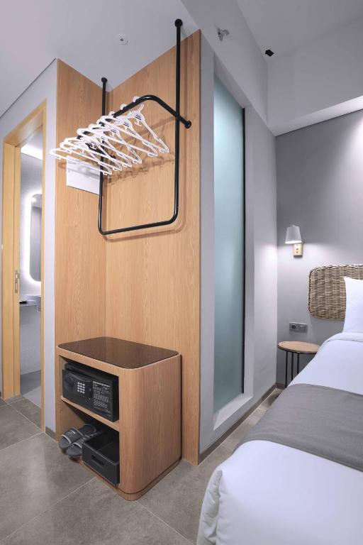Postel nebo postele na pokoji v ubytování Neo Hotel Puri Indah