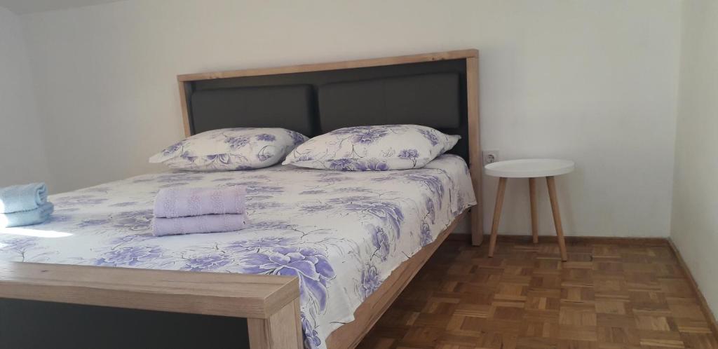Postel nebo postele na pokoji v ubytování Apartments Natalija & Ante