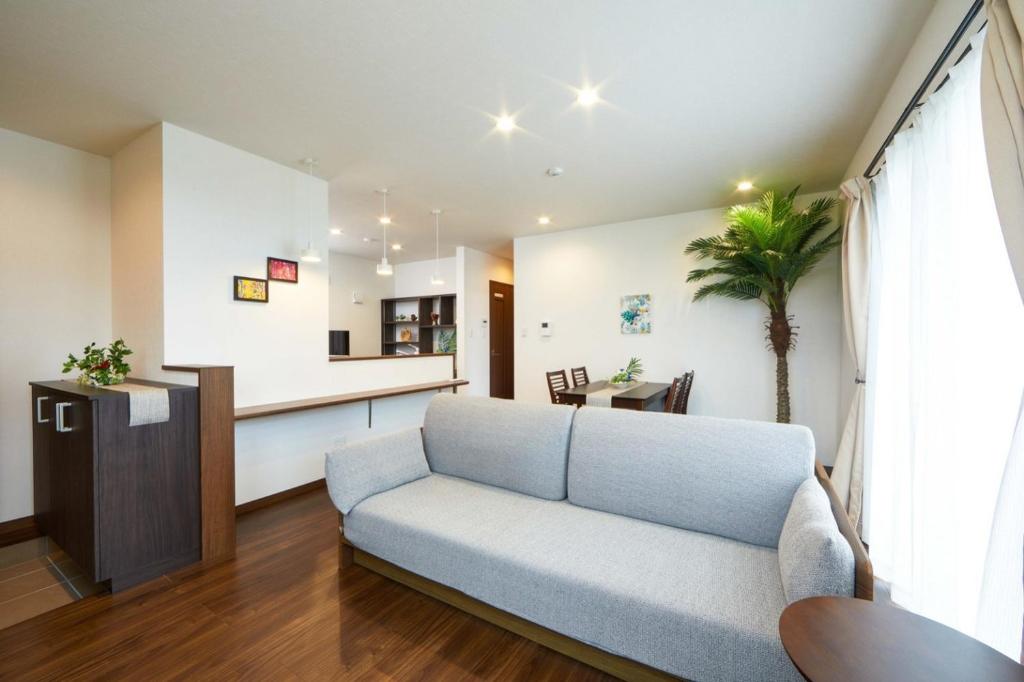 - un salon avec un canapé et une table dans l'établissement E-horizon Resort コンドミニアム名護E, à Nago