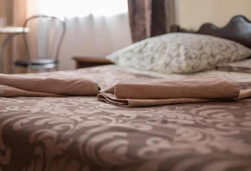 Una cama con dos toallas encima. en Hotel-restaurant complex S Legkim Parom, en Brovary
