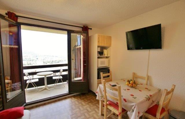 TV a/nebo společenská místnost v ubytování Appartements Barcelonette by PraLoup Vacances