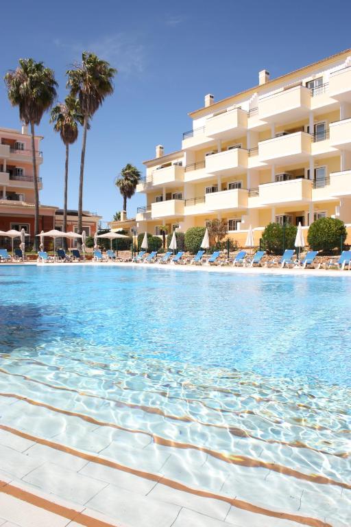 una piscina frente a un hotel en Easy4Stay by Beach Resort en Portimão