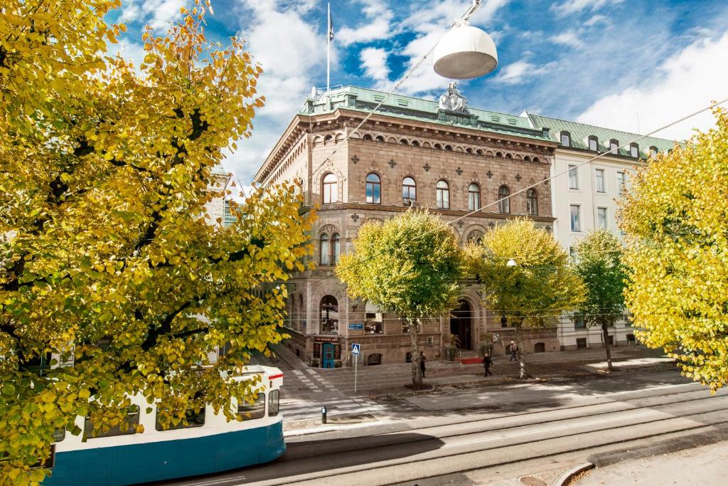 un bâtiment avec un bus devant lui dans l'établissement Elite Plaza Hotel, à Göteborg