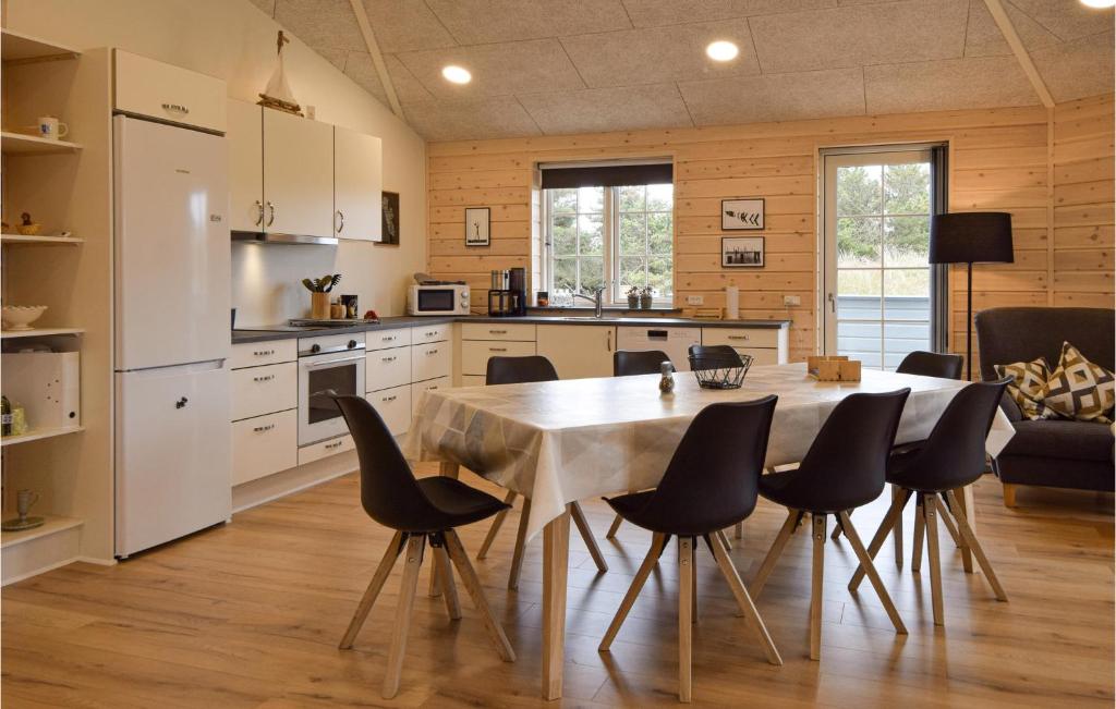 Kuchyň nebo kuchyňský kout v ubytování Cozy Home In Fanø With Kitchen