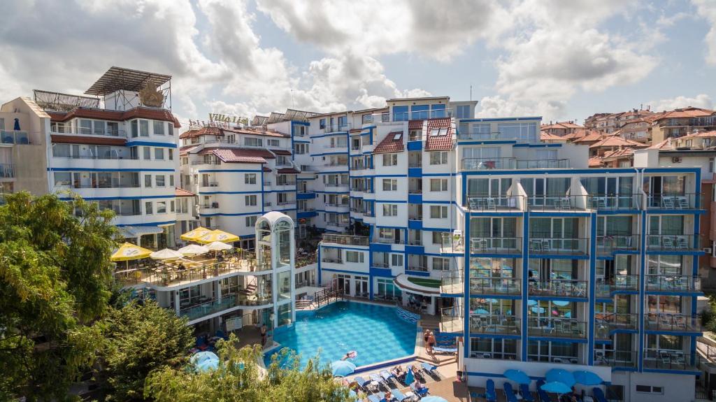 Bazén v ubytování Hotel Villa List nebo v jeho okolí