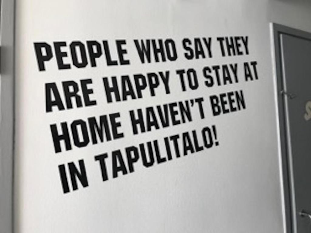 Una señal que dice que la gente que dice estar feliz de quedarse en casa no tiene en Tapulitalo Guesthouse, en Turku