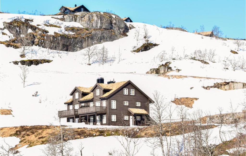 una casa en una colina cubierta de nieve en Beautiful Home In seral With 3 Bedrooms And Wifi en Åseral