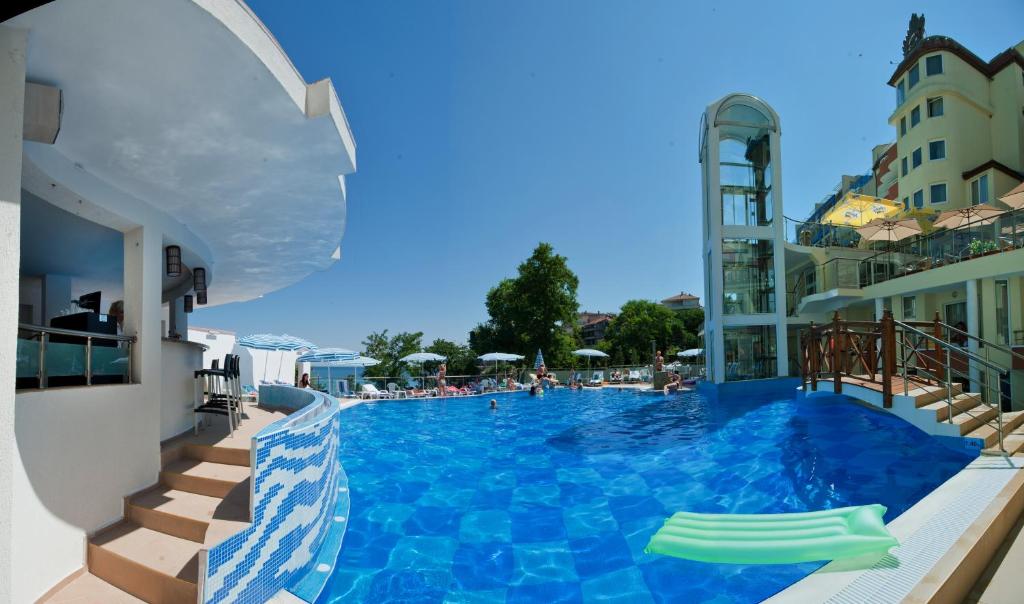 Bazén v ubytování Hotel Villa List nebo v jeho okolí
