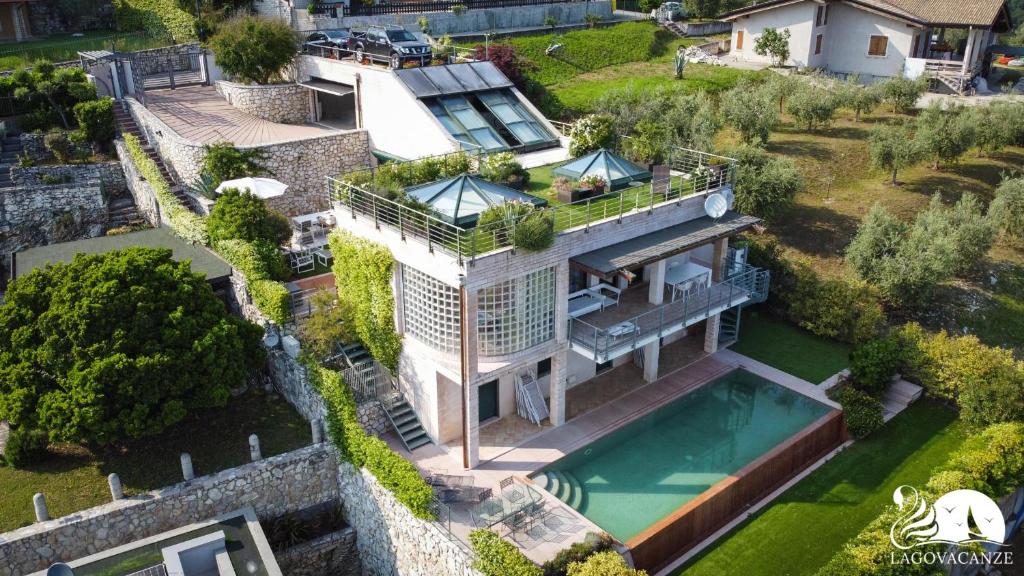 vista aerea di una casa con piscina di Villa Livia Luxury a Roe