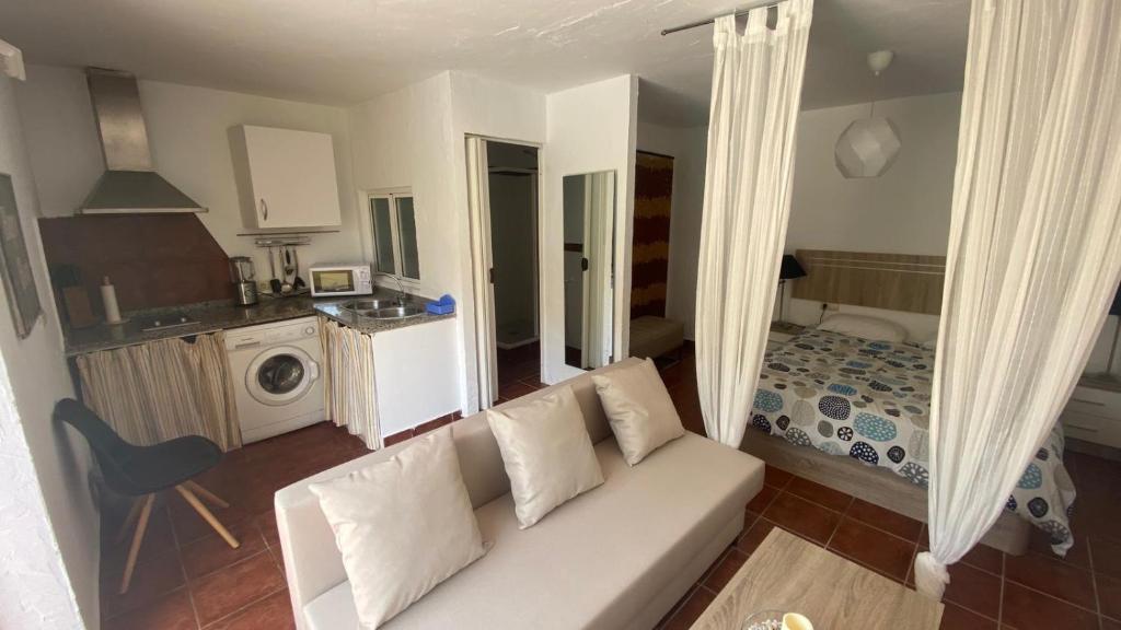 Il comprend un salon avec un canapé blanc et une cuisine. dans l'établissement GABISOL Apartments 2, à Malaga
