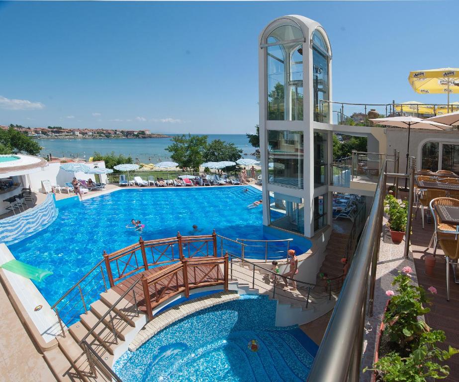 Bazén v ubytování Hotel Villa List nebo v jeho okolí