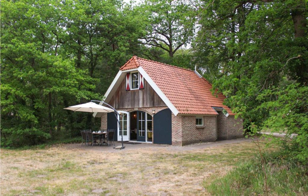 德布爾特的住宿－Nocht，一个带桌子和雨伞的小房子