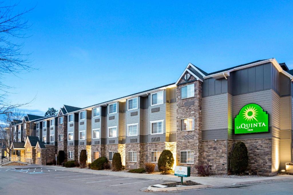 un hotel con una señal de posada de leones en un lado de un edificio en La Quinta Inn by Wyndham Missoula, en Missoula