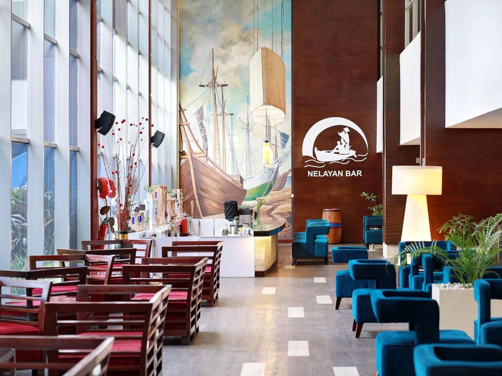 Uma área de estar em Mercure Convention Center Ancol