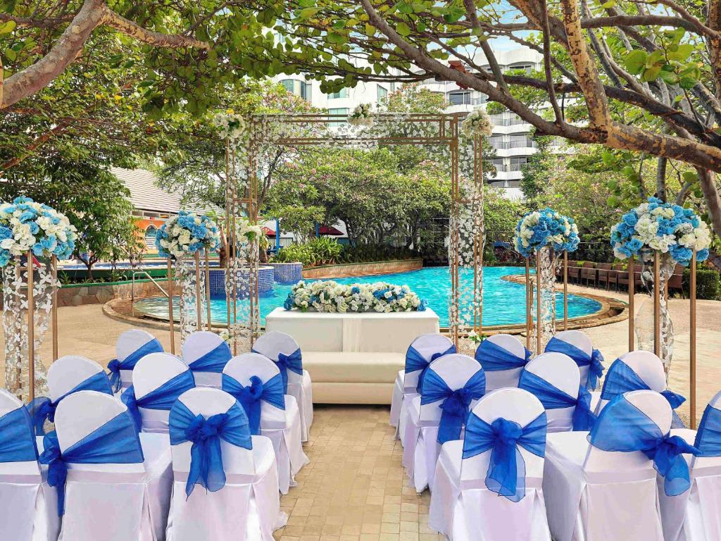 A piscina em ou perto de Mercure Convention Center Ancol