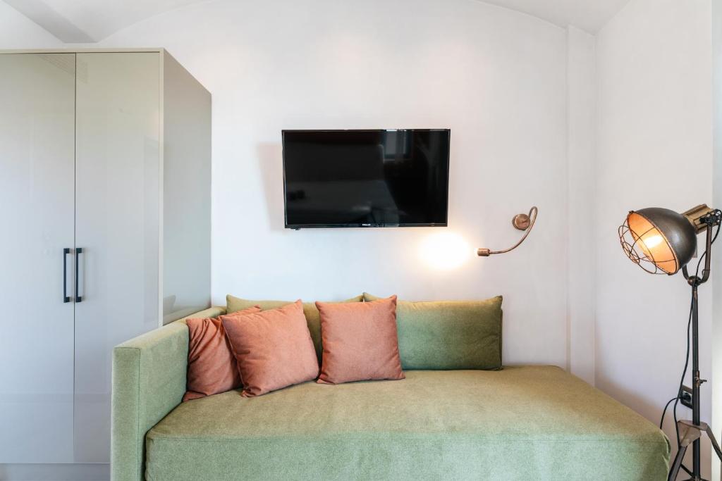 TV a/nebo společenská místnost v ubytování Cocooning Suites by Blue Carpet