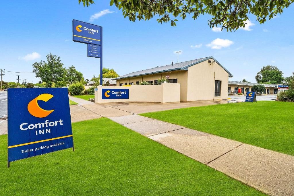 a sign for a comfort inn in front of a building at Comfort Inn Benalla in Benalla