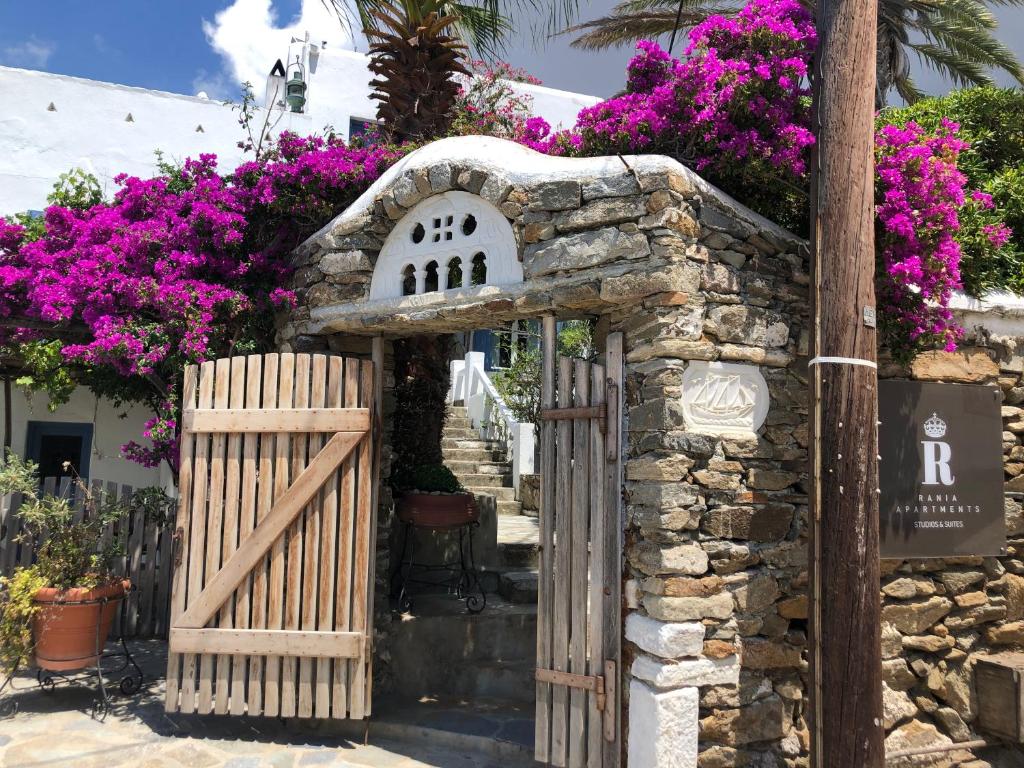 uma entrada para uma casa com um portão e flores em Rania Apartments Sea View em Míconos