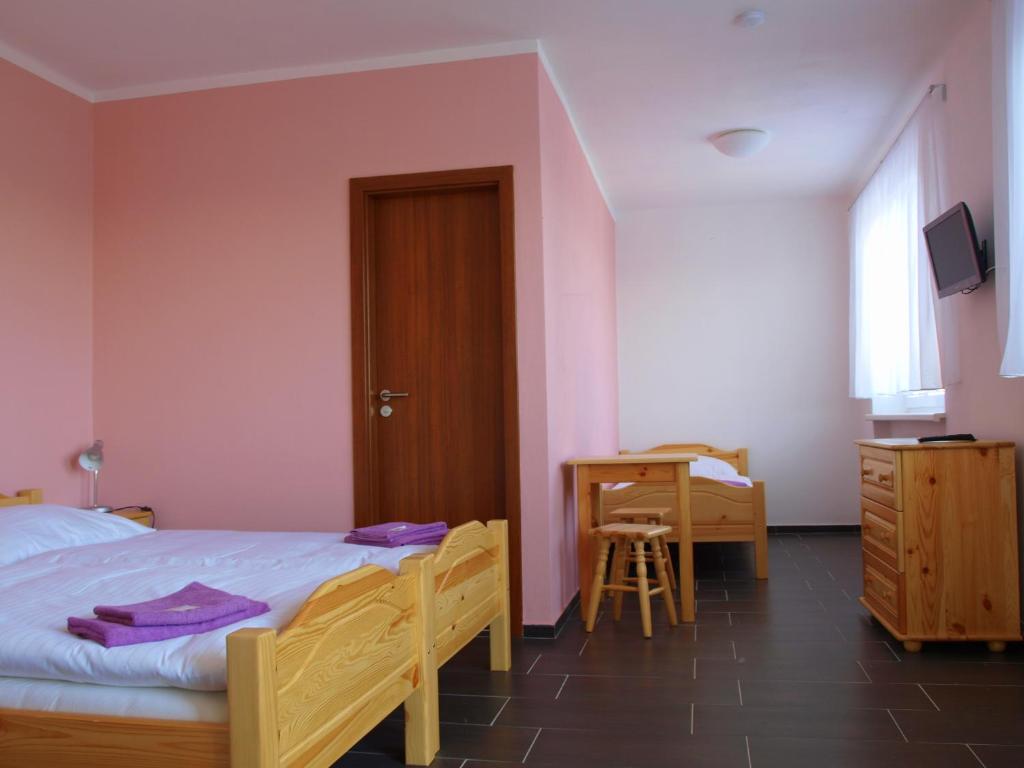Postel nebo postele na pokoji v ubytování Penzion U Dvou lip