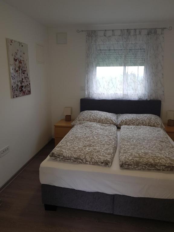 Letto o letti in una camera di Ferienwohnung Weizblick