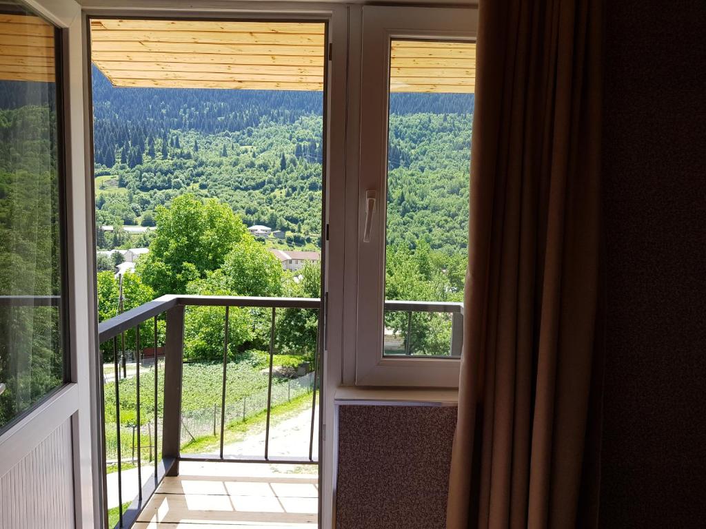 Nespecifikovaný výhled na hory nebo výhled na hory při pohledu z hotelu