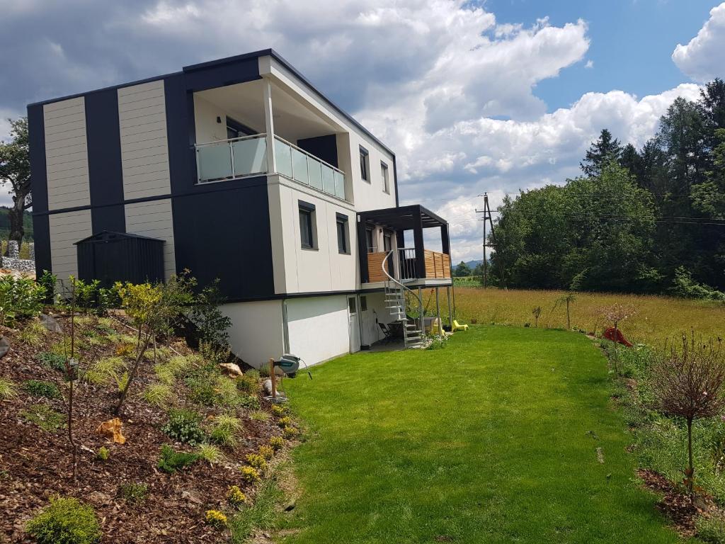 una casa su una collina con un cortile di Ferienwohnung Weizblick a Weiz