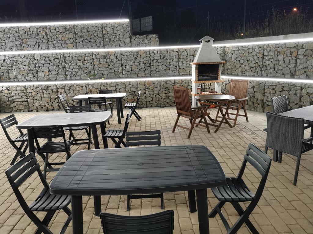 Reštaurácia alebo iné gastronomické zariadenie v ubytovaní Los Tres Abetos