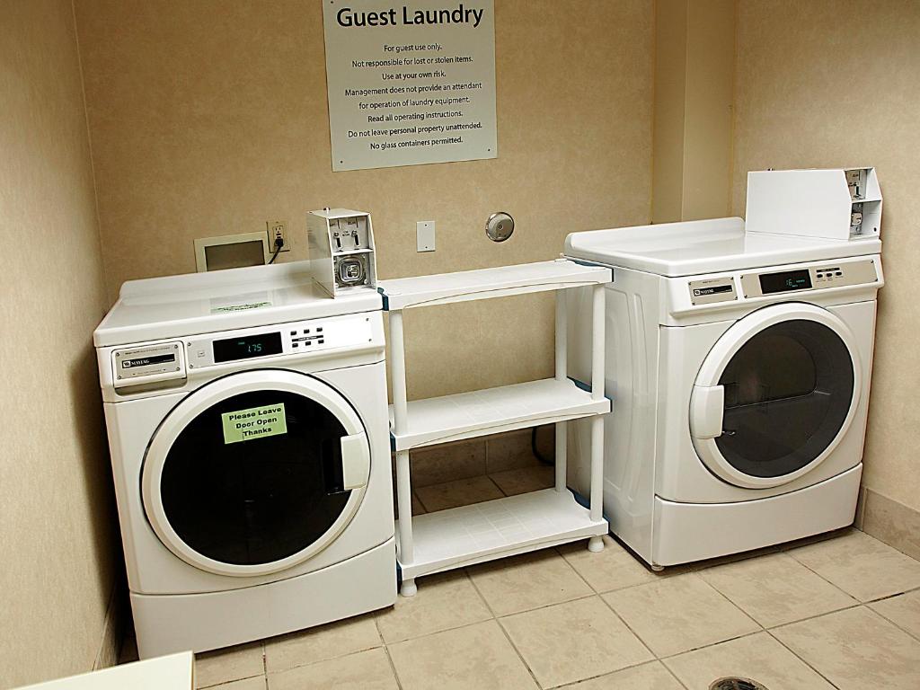 a stove and a washing machine in a room at Holiday Inn & Suites Winnipeg Downtown by IHG in Winnipeg