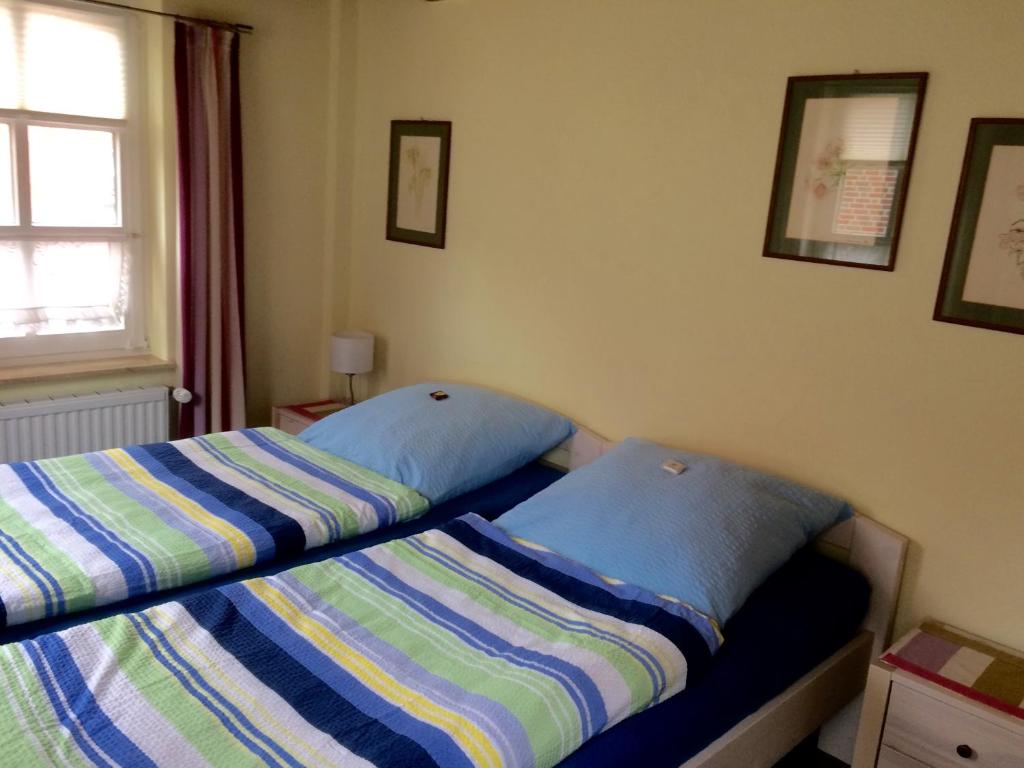 twee bedden naast elkaar in een slaapkamer bij Klaassen- Ferienhaus Up Warf in Emden