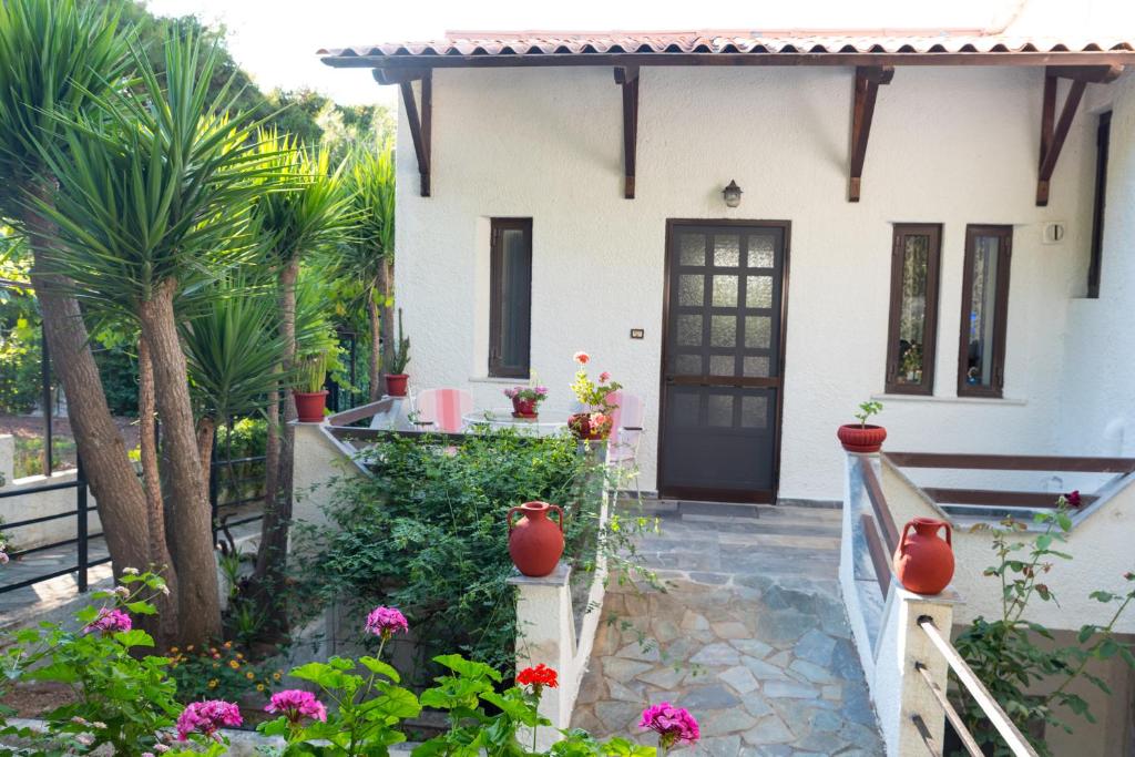 Ogród w obiekcie ILIOCHARI sea view apartments Oropos - Kalamos