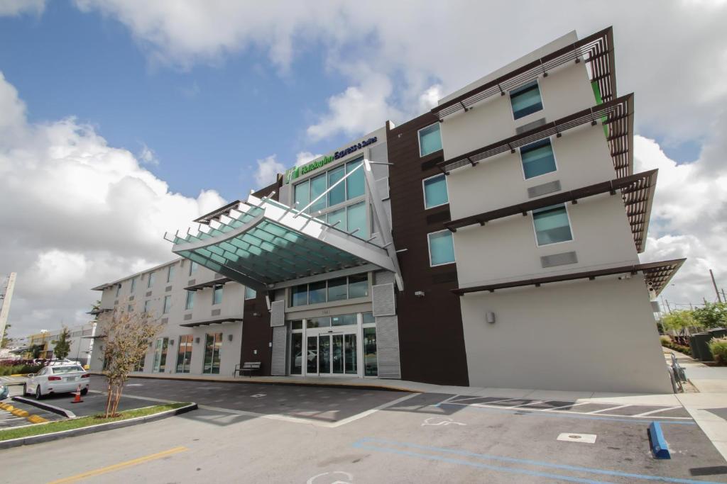 een weergave van een gebouw met een parkeerplaats bij Holiday Inn Express & Suites Miami Airport East, an IHG Hotel in Miami