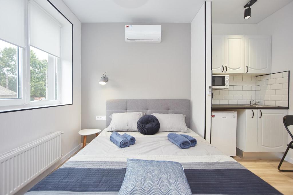 um quarto com uma cama com almofadas azuis em City Rooms Apartments em Odessa