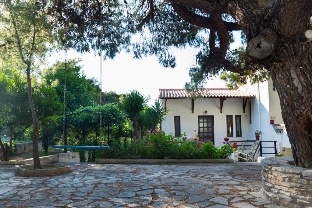 Ogród w obiekcie ILIOCHARI sea view apartments Oropos - Kalamos