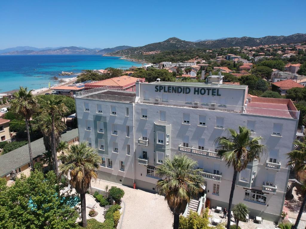 ein Luftblick auf das Standard Hotel mit Palmen in der Unterkunft Splendid Hôtel in LʼÎle-Rousse