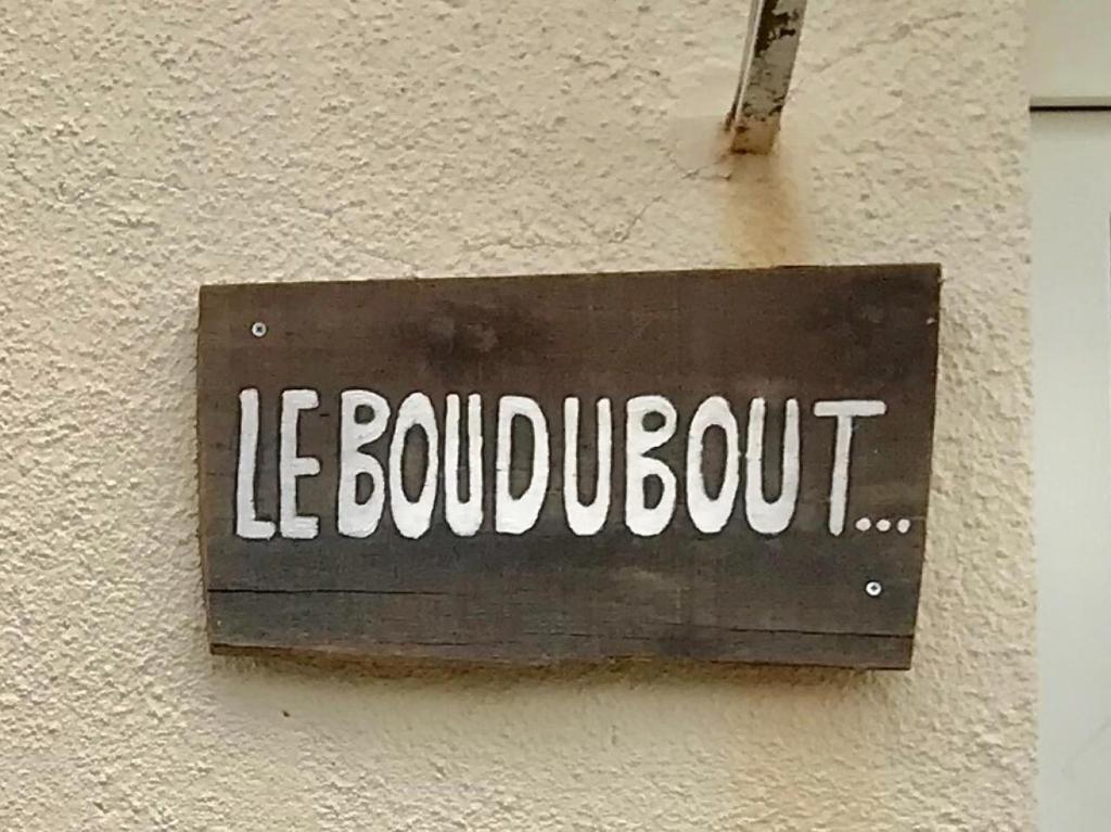 a sign on the side of a building at Hebergements le Camp d'Auneau - Leboudubout in Auneau