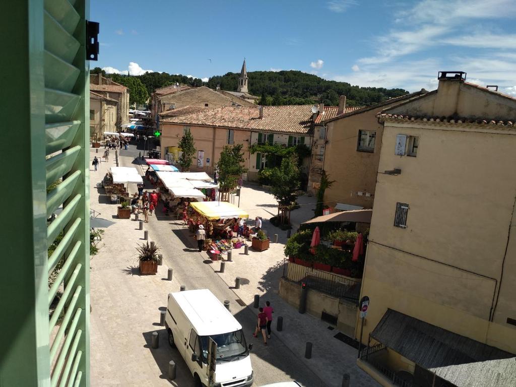 una vista aérea de una calle en una ciudad con un camión en Maison de village, les hirondelles, en Cadenet