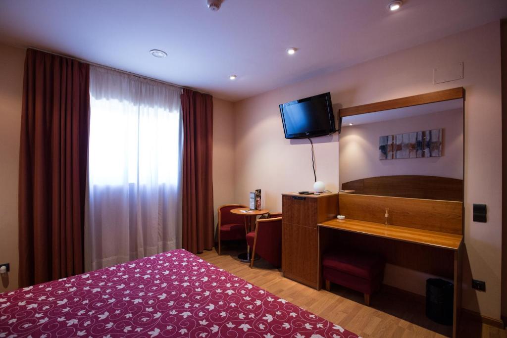 Televízia a/alebo spoločenská miestnosť v ubytovaní Motel Emporio