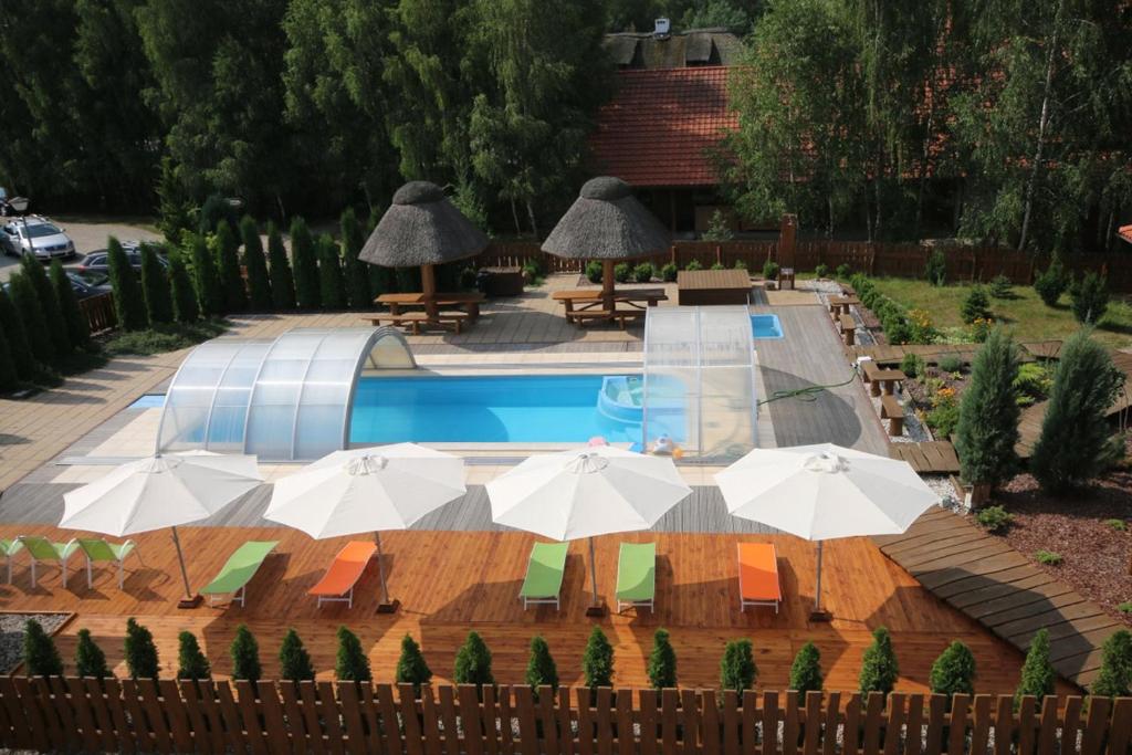 Bazén v ubytovaní Hotel Osada Karbówko Wellness & SPA alebo v jeho blízkosti