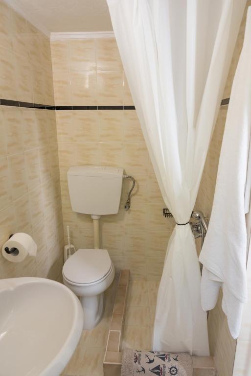Łazienka w obiekcie ILIOCHARI sea view apartments Oropos - Kalamos