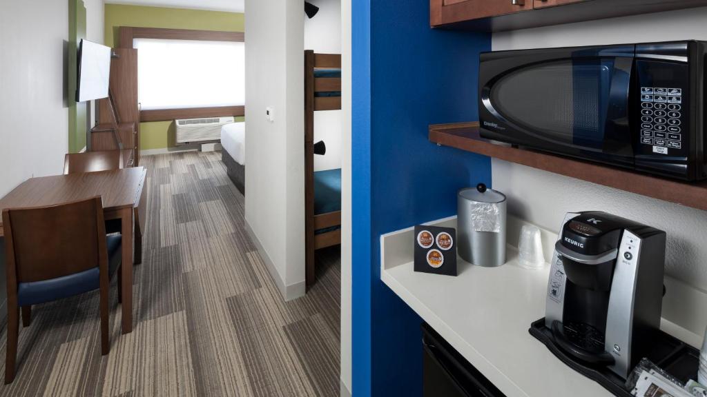Holiday Inn Express & Suites Orlando At SeaWorld by IHG - With Free Shuttle Service to SeaWorld Parks photo