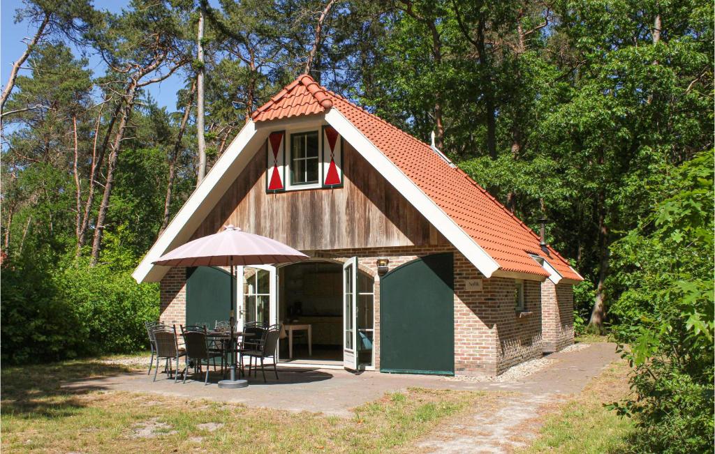 een klein huis met een tafel en stoelen erin bij Noflik in De Bult