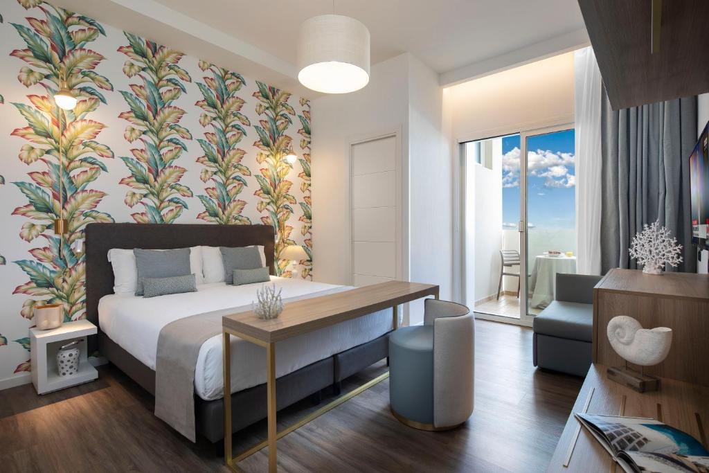 Postel nebo postele na pokoji v ubytování Litoraneo Suite Hotel