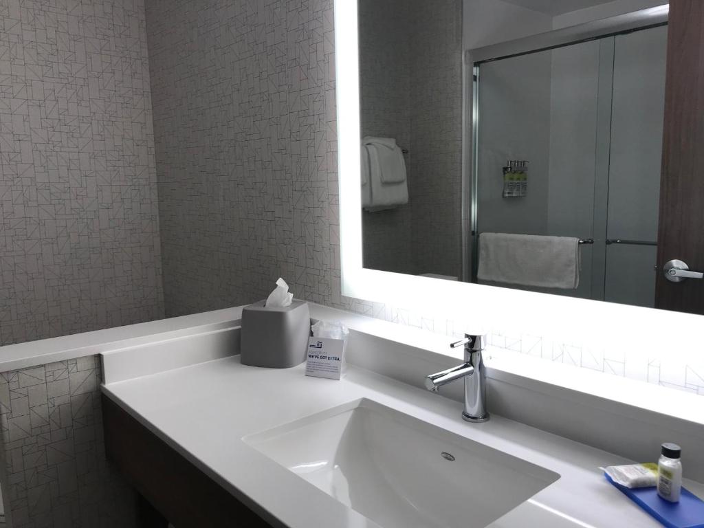 Holiday Inn Express & Suites - Phoenix - Airport North by IHG photo