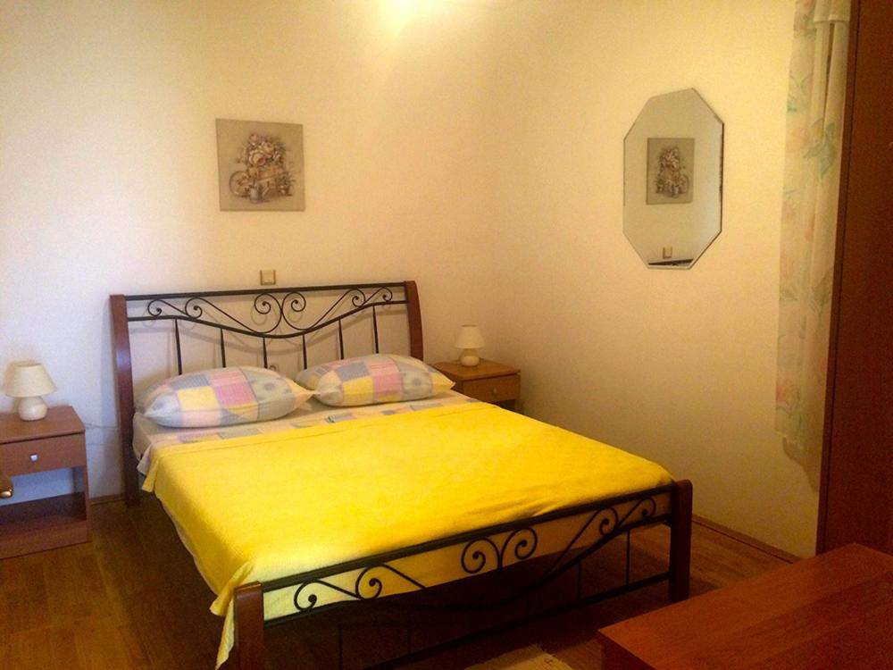 Postel nebo postele na pokoji v ubytování Apartments Damir 2838