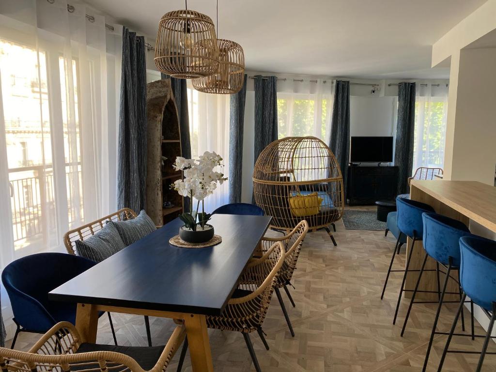 una sala da pranzo con tavolo e sedie neri di Les Floralies Canebière a Marsiglia