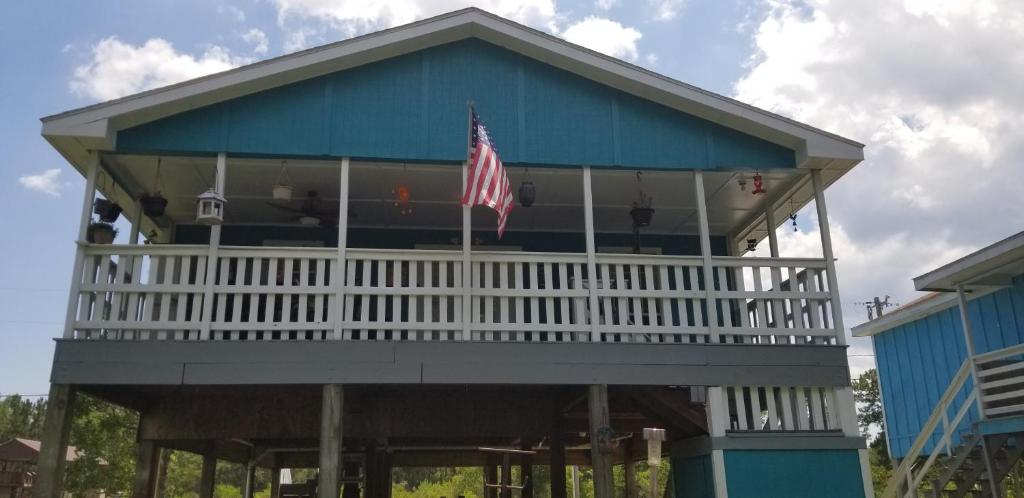 PEACEFUL RIVERFRONT COTTAGE SLEEPS 7 with Washer & Dryer - Housity