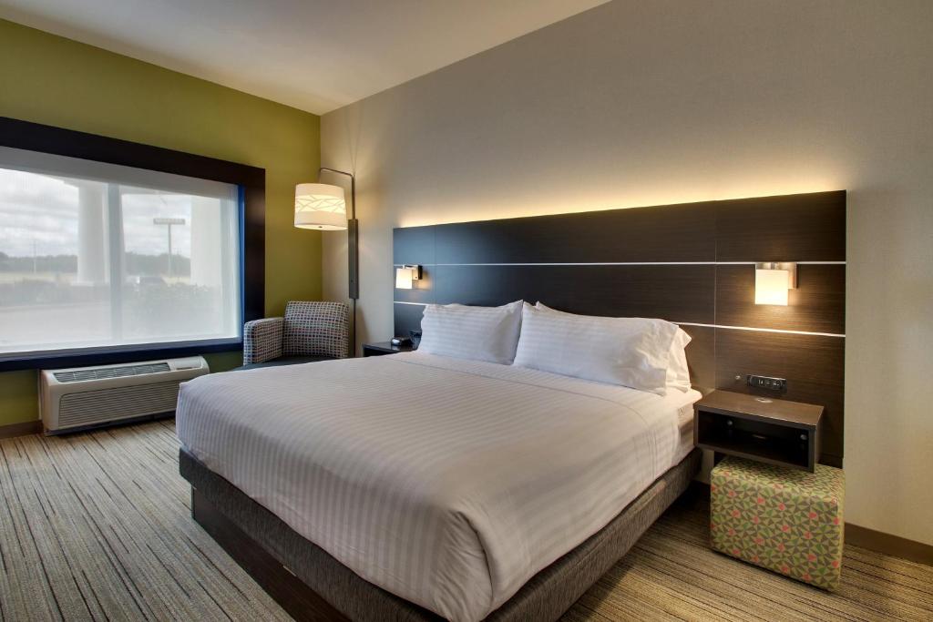 Postel nebo postele na pokoji v ubytování Holiday Inn Express Hotel & Suites Morris by IHG