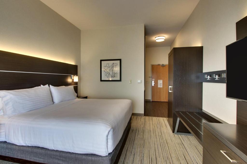 Postel nebo postele na pokoji v ubytování Holiday Inn Express Hotel & Suites Morris by IHG