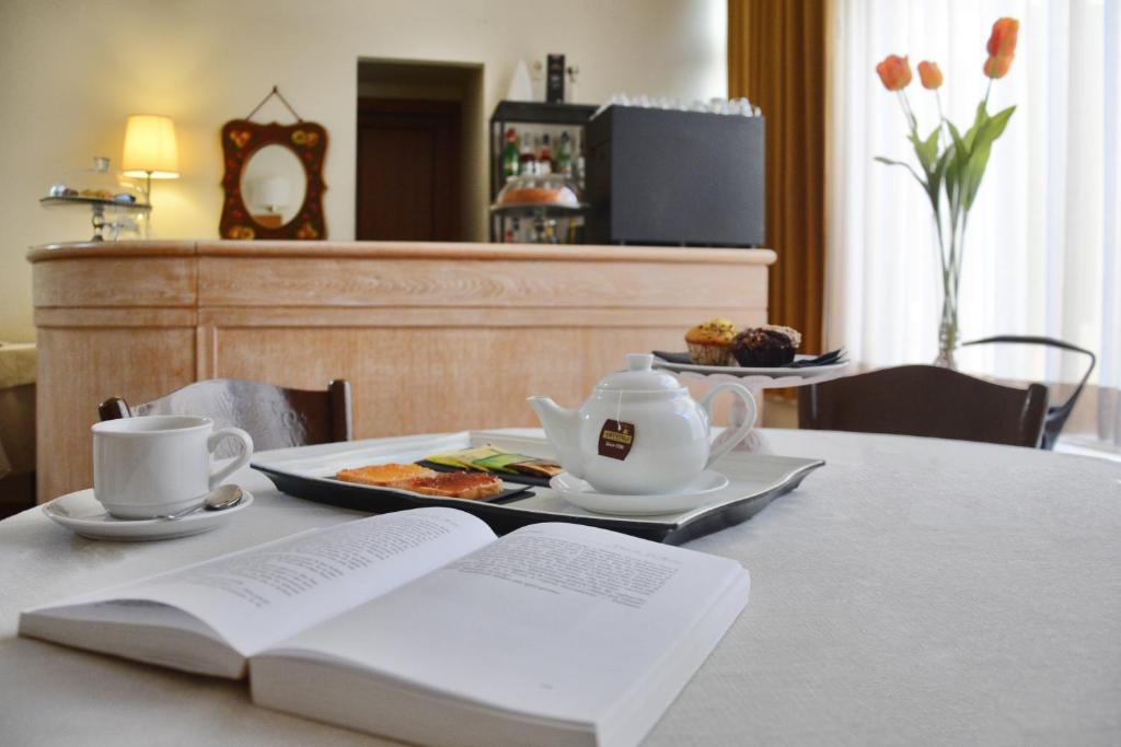Příslušenství pro přípravu čaje a kávy v ubytování Hotel Touring Wellness & Beauty