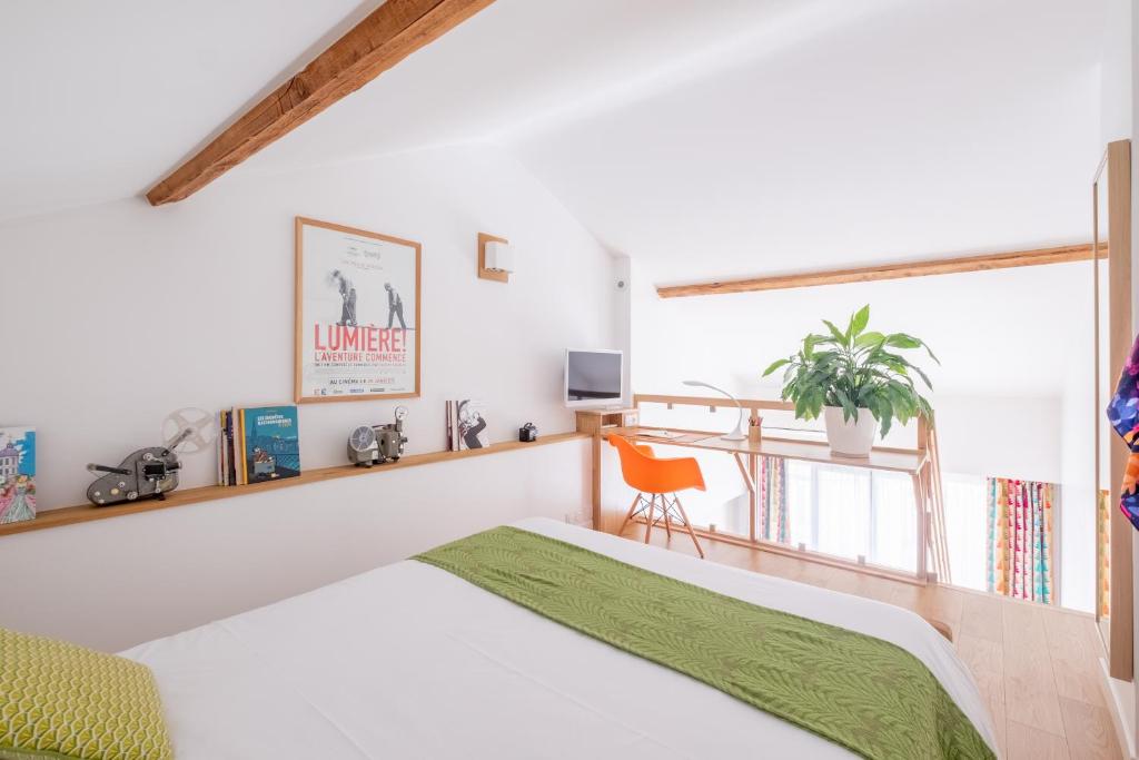 een slaapkamer met een bed en een balkon bij Lyon Urban Cocoon Gîte urbain eco-responsable in Lyon